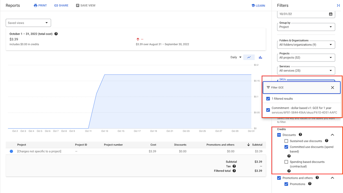 Exemple de rapport sur les coûts de remise sur engagement d&#39;utilisation avec des annotations indiquant le résultat du filtre des SKU avec Engagement : en dollars et la sélection de crédits.